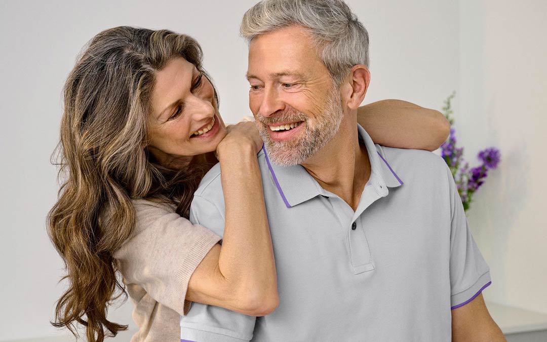 Pourquoi vos aides auditives sifflent-elles : les 7 principales causes et leurs solutions rapides